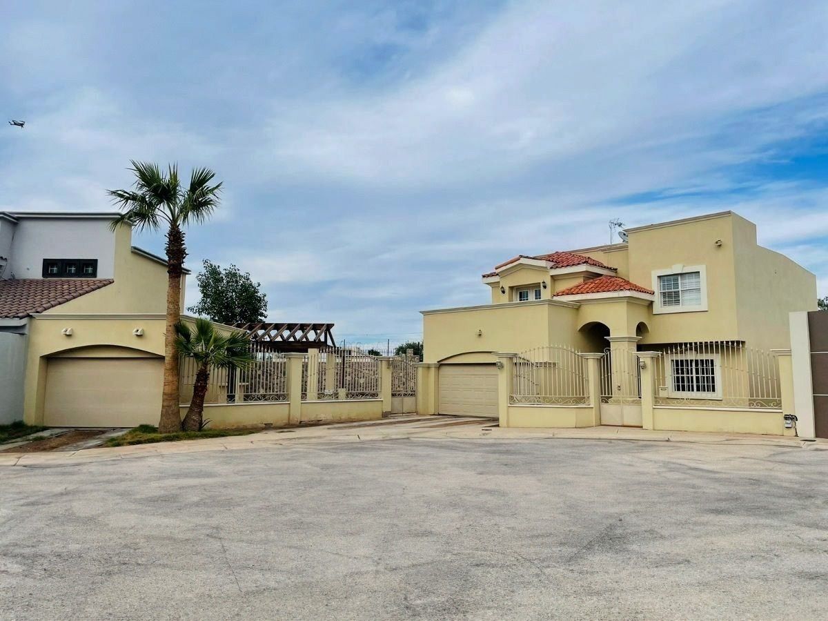 Excelente residencia en la Zona Dorada: Casa en Venta dentro de Cerrada del  Sol