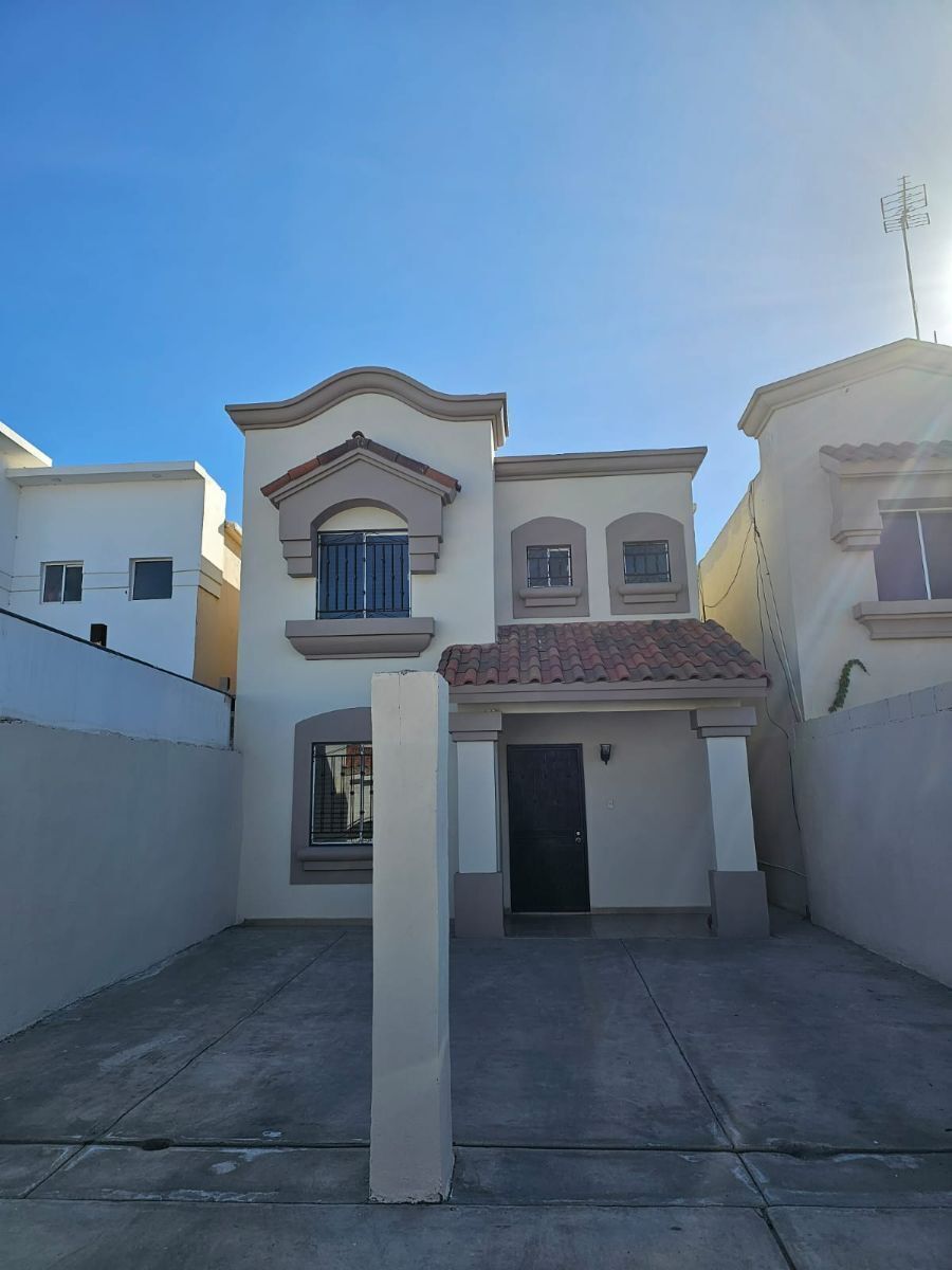 Tu nuevo hogar frente al parque en  Villa Toledo II; Casa acogedora en venta!!