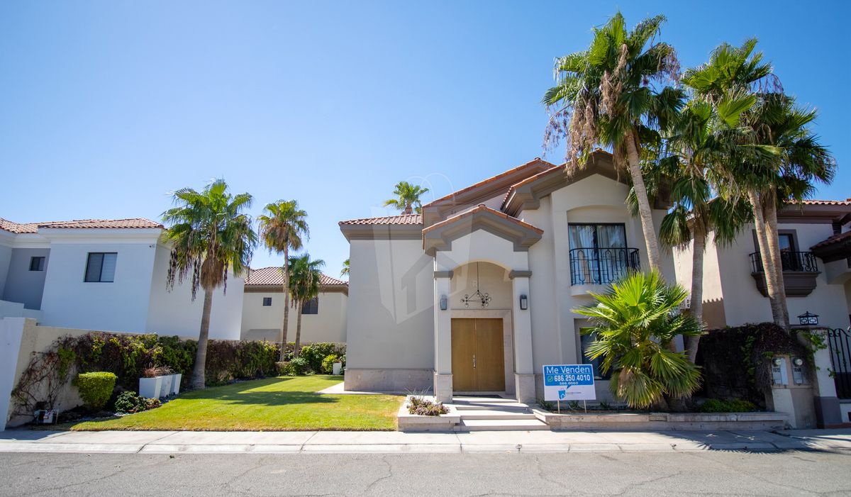 ¡Elegante Casa en Venta en Privada Vista Hermosa, Zona Dorada!