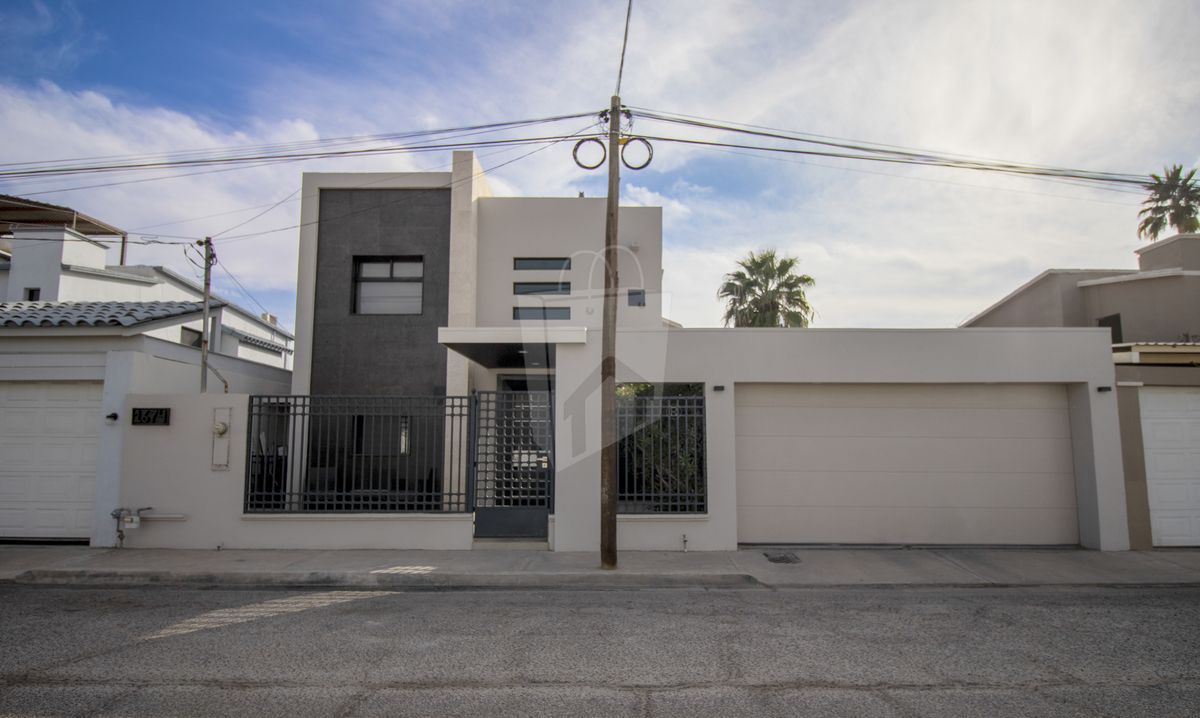 ¡Exclusiva Residencia en Venta dentro de Vista Hermosa, Zona Dorada!