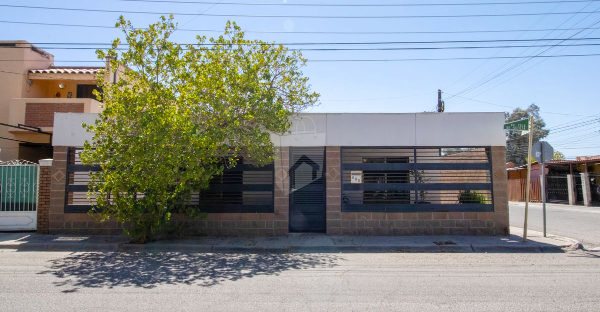 Casa en Venta en Jardines del Lago con Amplios Espacios frente al parque!!