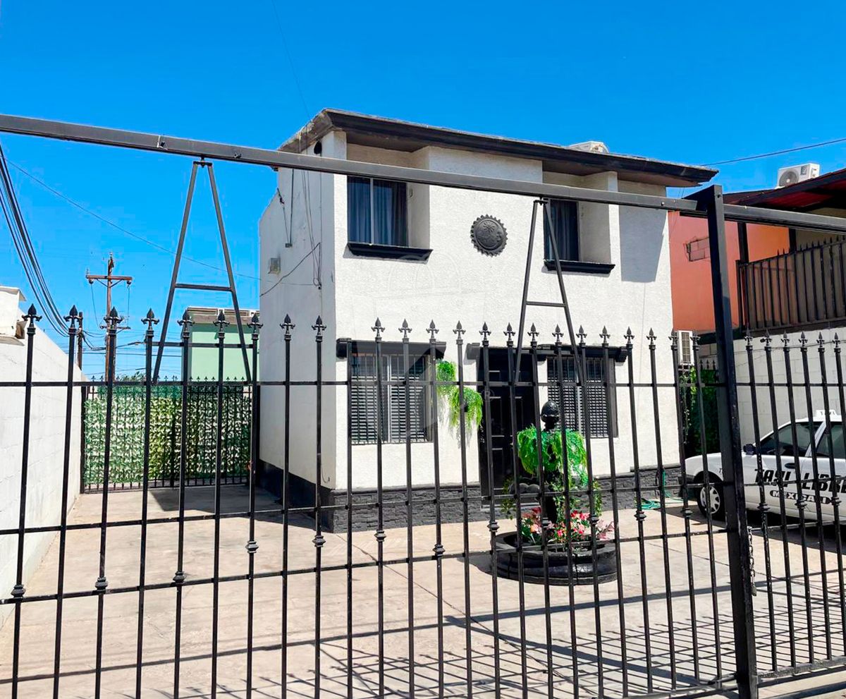 ¡Amplia Casa en Venta en Valle Dorado, Cerca de Todo!