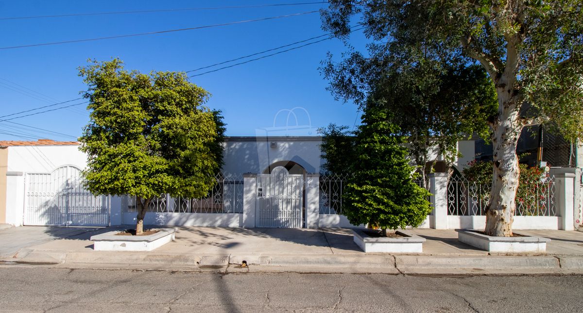 ¡Espaciosa casa en venta en Cuauhtémoc Norte, cerca de todo!