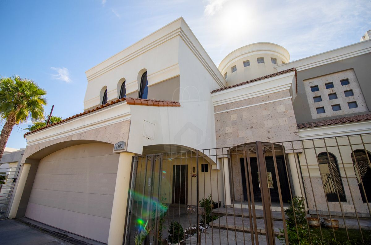 ¡Residencia con alberca de Venta en Paseo San Jerónimo Sur, sobre Gómez Morín!