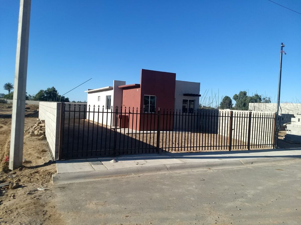 Casa en venta con terreno excedente a 5 min de Eje Central