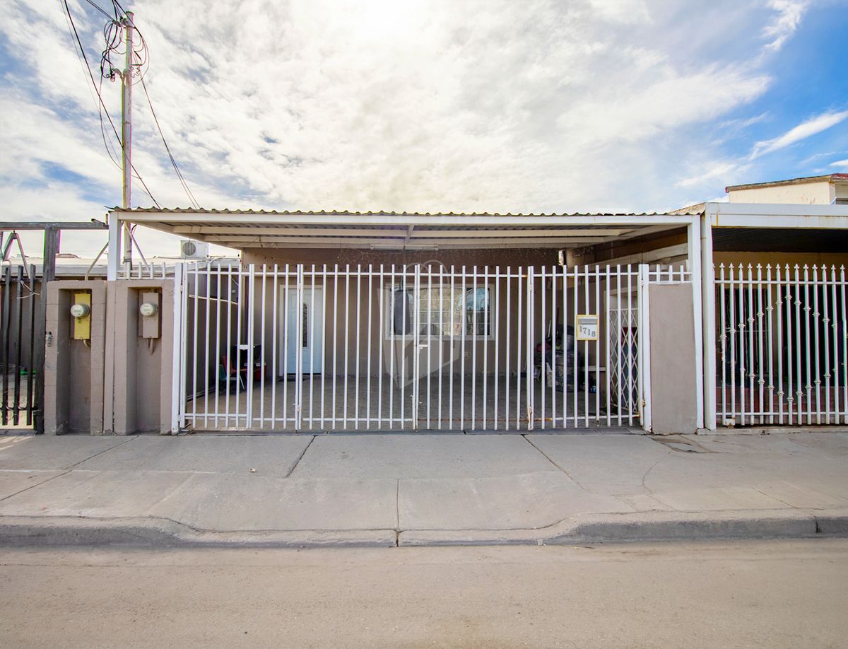 ¡Vive en Valle Dorado! Casa en venta en Avenida Principal