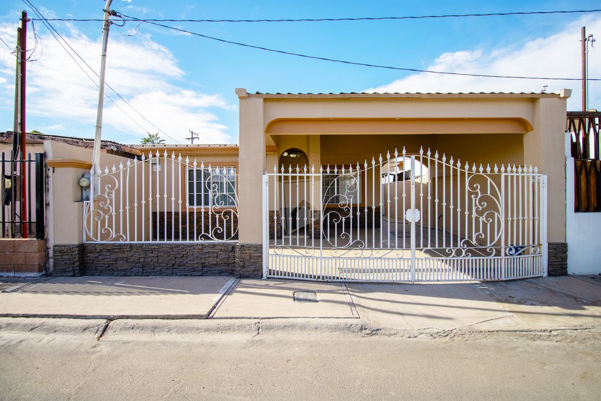 ¡Excelente oportunidad de casa en venta en Jardines de Lago!