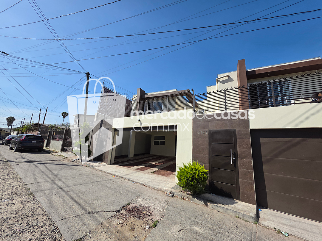 Casa en venta en Hacienda Linda Vista a 2 minutos de Centro de Tijuana!